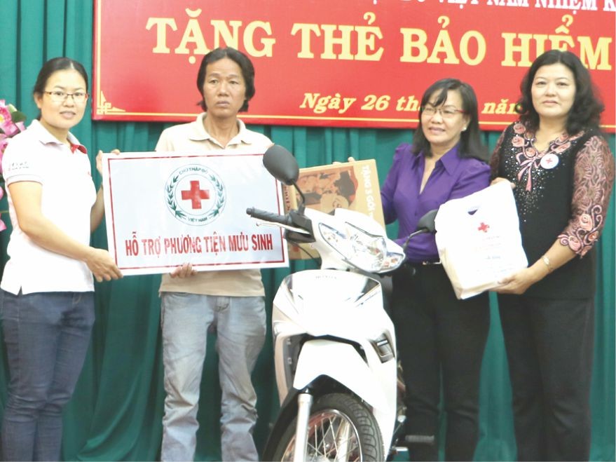 本報與地方代表向張達智贈送摩托車 和禮物。