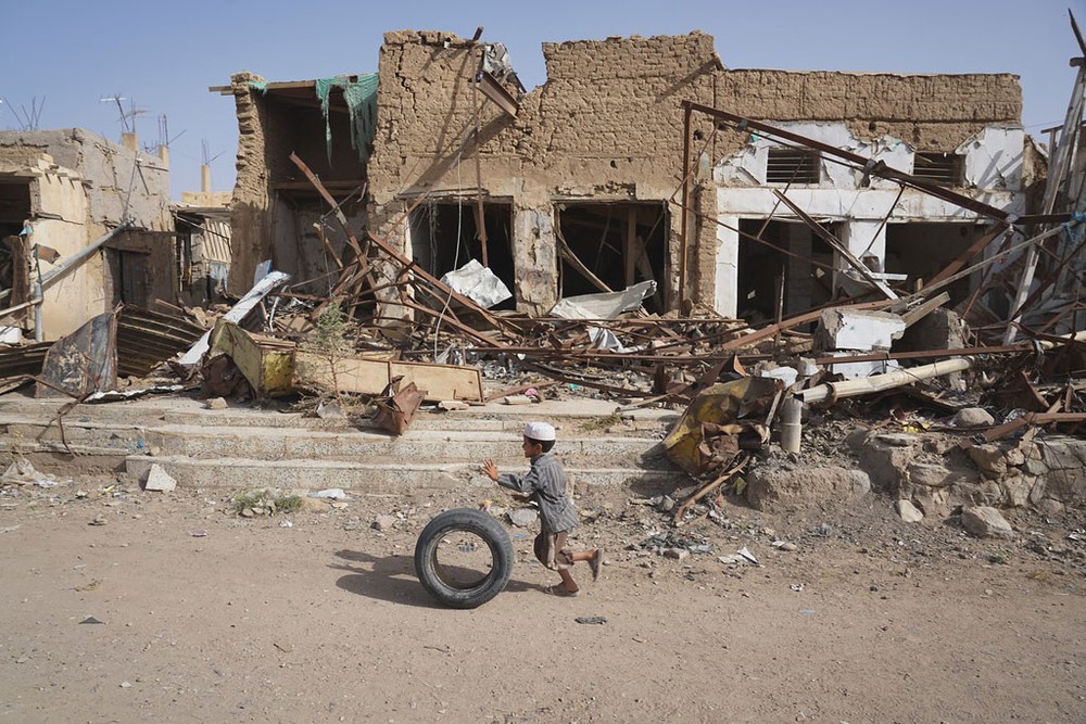 也門薩達省的一位兒童在遭受破壞的廢墟前玩耍。（圖源：聯合國人道協調廳圖片/Giles Clarke）