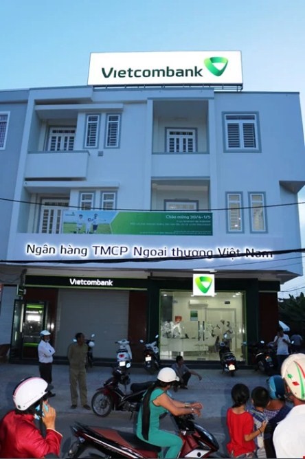 遭劫的越南外貿銀行茶榮沿海市分行。（圖源：互聯網）