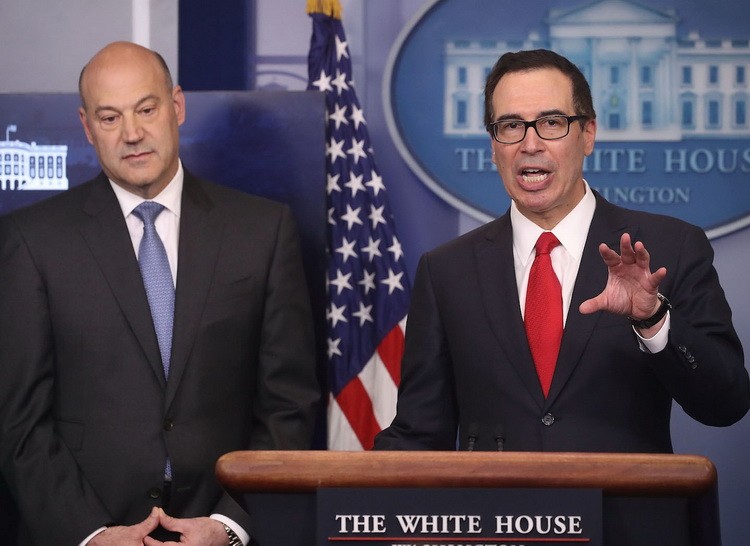 美國財政部長姆努欽（右）在白宮公佈特朗普政府的減稅措施。（圖源：互聯網）