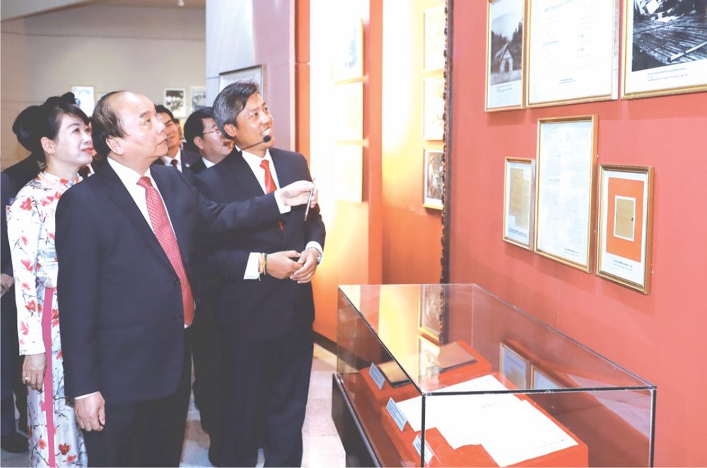 阮春福總理參觀占巴塞省博物館。   