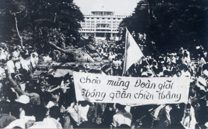1975.4.30西貢市民夾道迎接解放軍，歡慶祖國統一。（示意圖來源：互聯網）