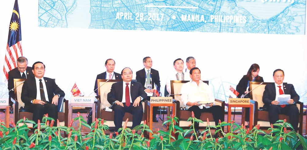 阮春福總理(左二)出席東協各國領導人與AIPA代表之間會議。（資料圖：互聯網）