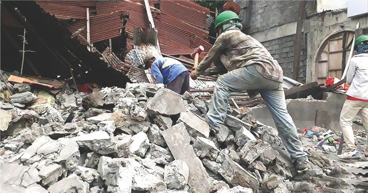 工人在廢墟中搜索可能被困的人員。（圖源：互聯網）