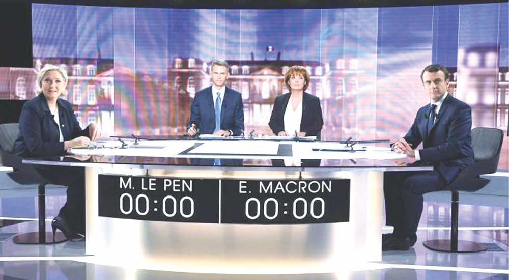馬克龍（右）和勒龐（左）在拉普萊納聖德尼開展選舉前的電視辯論。（圖源：互聯網）