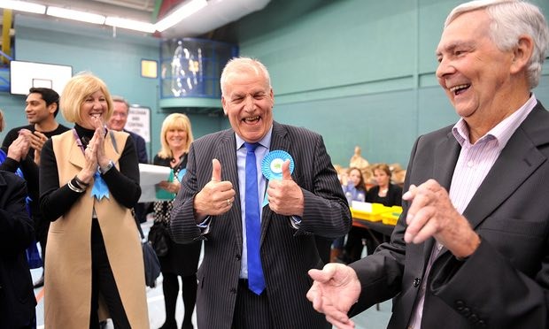 保守黨候選人迪克·馬登慶祝贏得席位。（圖源：互聯網）
