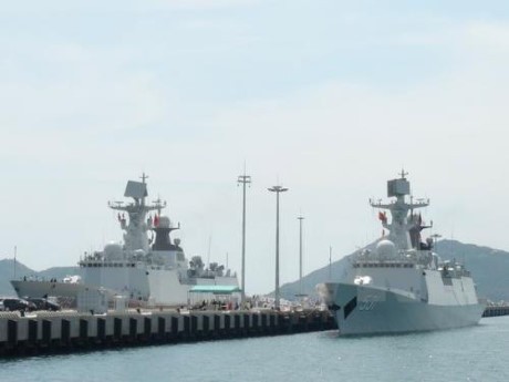 中國人民解放軍海軍艦隊編隊昨(6)日已抵達本市國際港口訪問，加強兩國軍隊之間的合作關係。（圖源：越通社）
