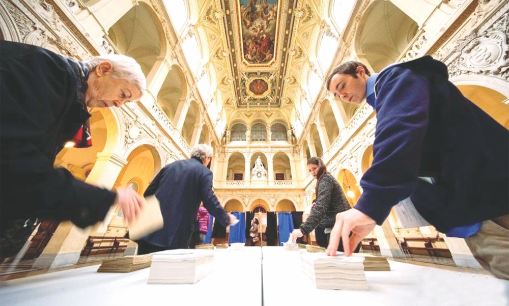 法國里昂的一個投票站，民眾進行投票。（圖源：互聯網）
