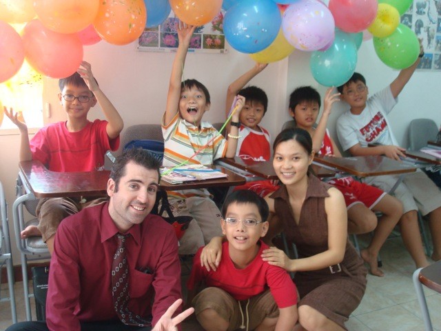 該校的本國及外籍教師以唱遊方式引導學生學習英語。（圖片來源：越澳國際英語學校）