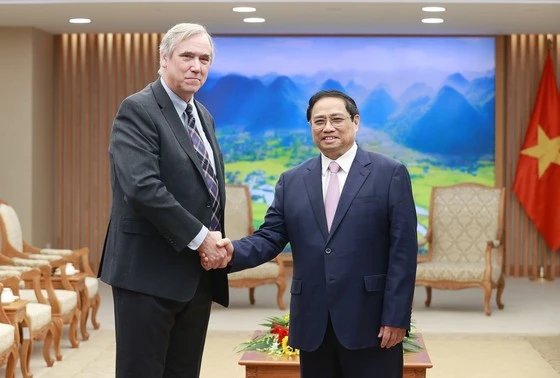 Thủ tướng Phạm Minh Chính chào đón Thượng Nghị sĩ Jeff Merkley dẫn đầu đoàn nghị sĩ Hoa Kỳ thăm và làm việc tại Việt Nam. Ảnh: VIẾT CHUNG