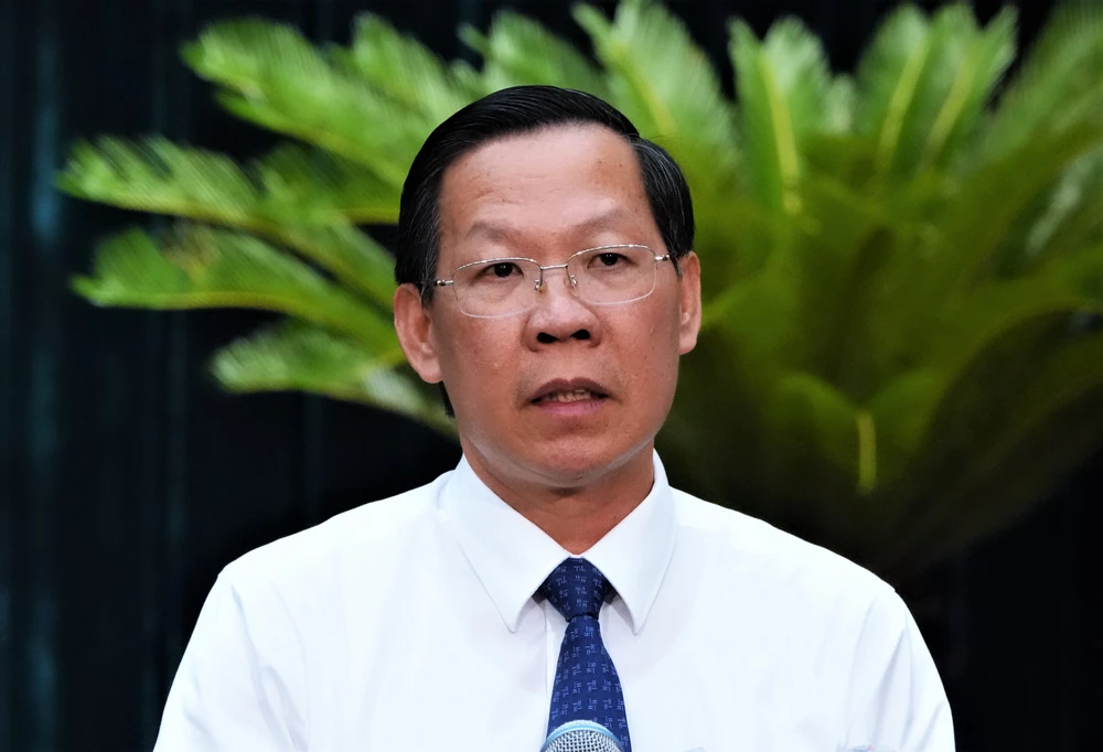 Đồng chí Phan Văn Mãi trả lời phóng viên