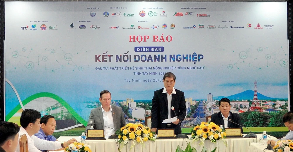 Phó Chủ tịch UBND tỉnh Tây Ninh Trần Văn Chiến phát biểu tại buổi họp báo