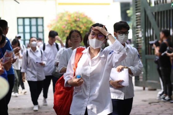 Thí sinh kết thúc buổi thi môn Toán tại trường THPT Phan Đình Phùng, Hà Nội: Ảnh: HOÀNG DƯỠNG
