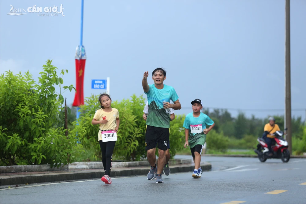 Đường chạy kids run của Green Cần Giờ Marathon được tổ chức chặt chẽ với các pacer (người dẫn tốc) theo sát các runner nhí để cổ vũ tinh thần thi đấu và đảm bảo an toàn.