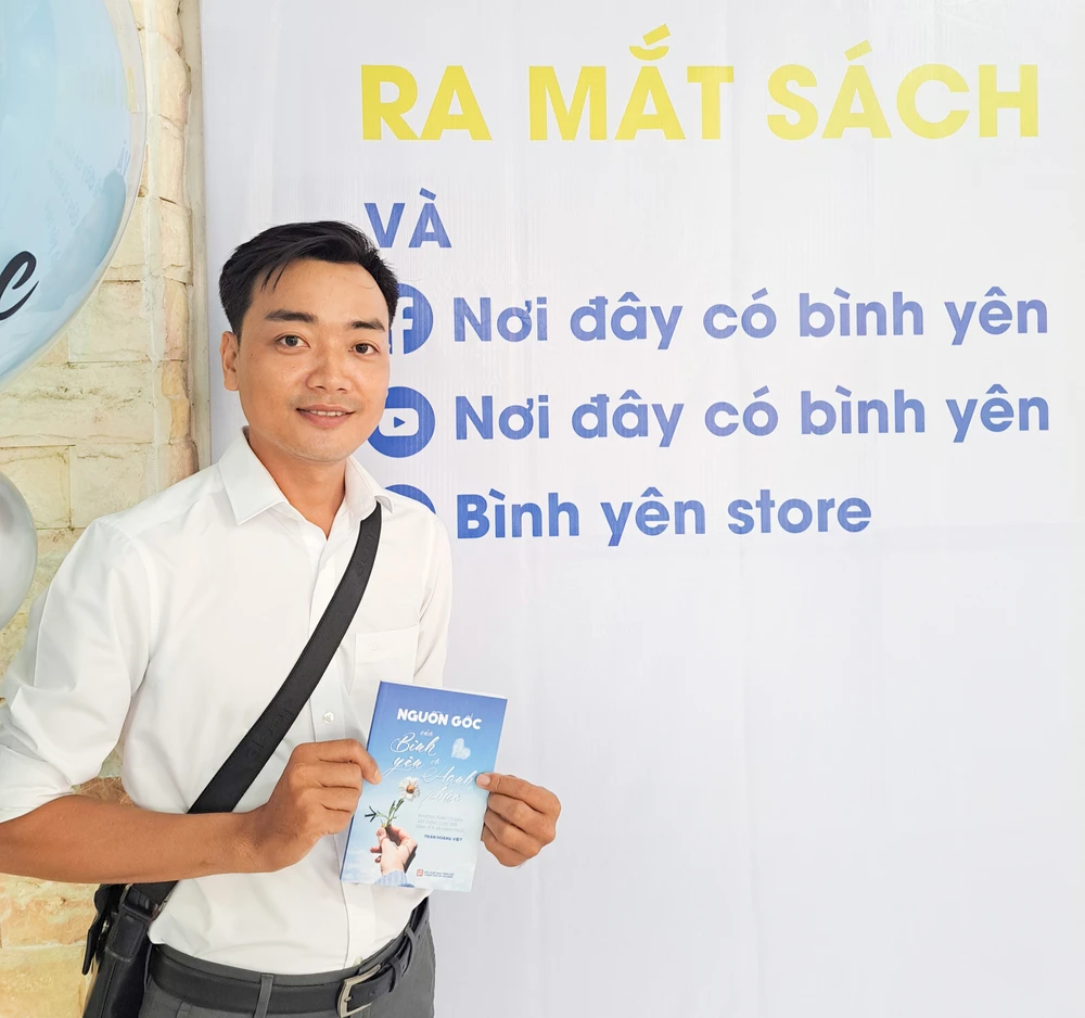 Tác giả Trần Hoàng Việt tại buổi ra mắt sách