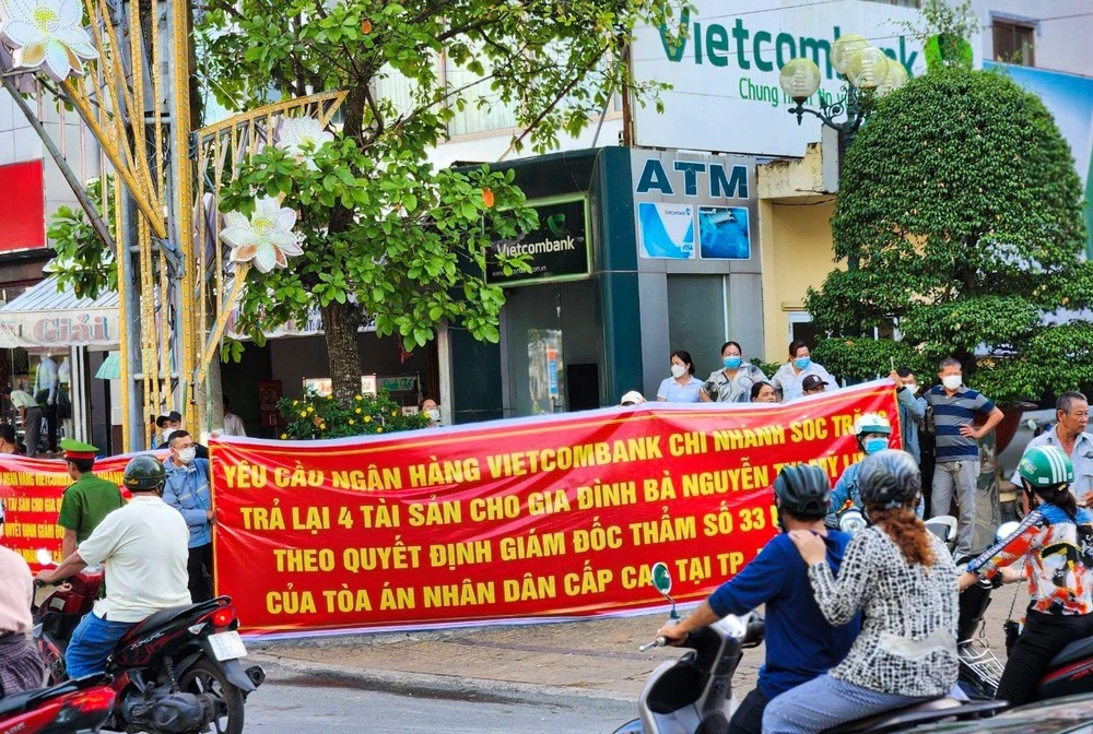 Khách hàng căng băng rôn đòi lại tài sản tại Vietcombank Sóc Trăng vào ngày 30-10