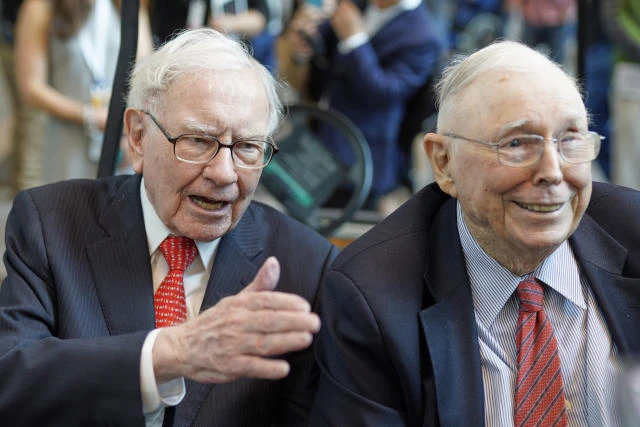 Warren Buffett (trái) và Charlie Munger 