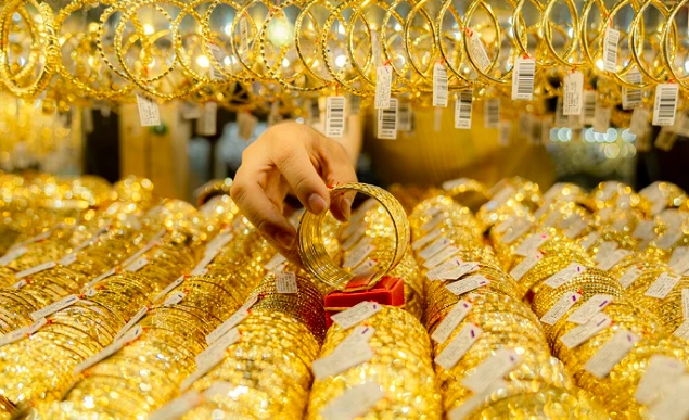 Mỗi khi giá vàng thế giới có biến động, lập tức giá vàng trong nước lại tăng chóng mặt bởi độc quyền.