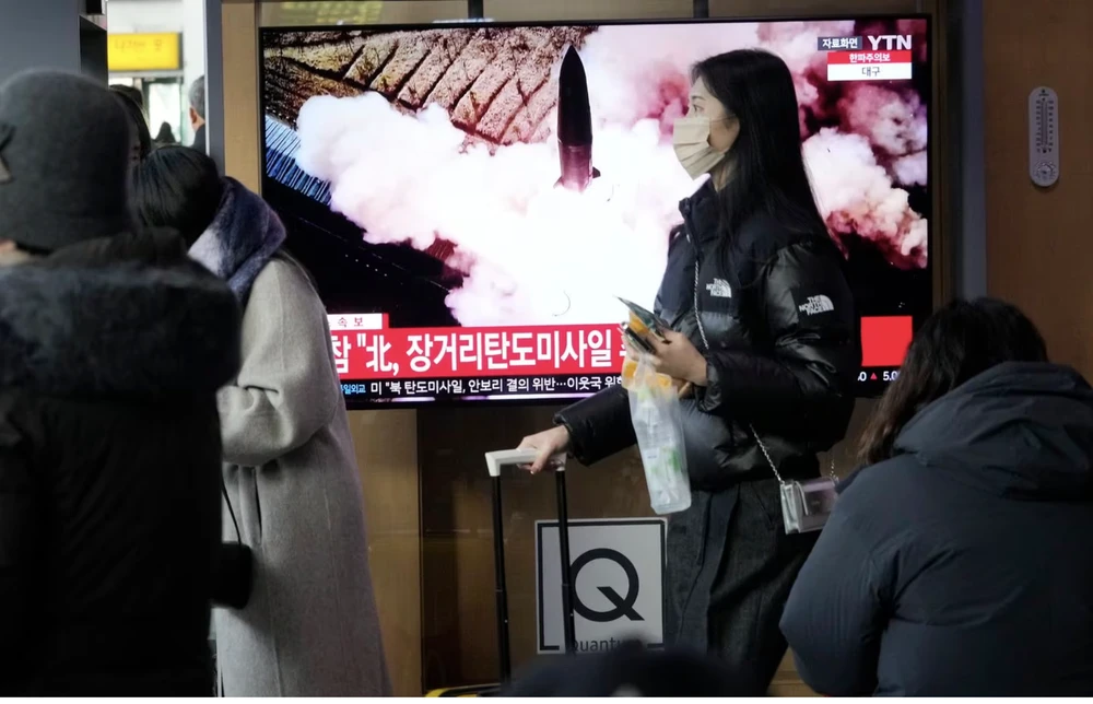 Tin tức vụ phóng tên lửa của Triều Tiên được phát trong một chương trình tin tức tại Ga Seoul ở Seoul, Hàn Quốc sáng 18-12. Ảnh: AP