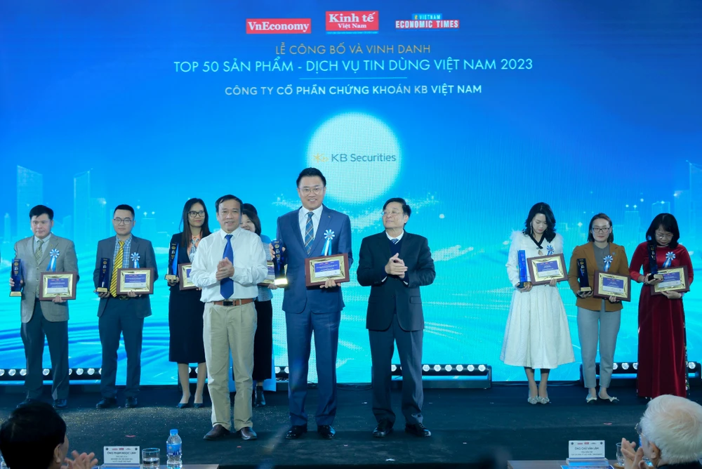 Ông Jeon MunCheol, Tổng giám đốc KBSV nhận giải “Top 50 sản phẩm - dịch vụ tin dùng Việt Nam 2023”