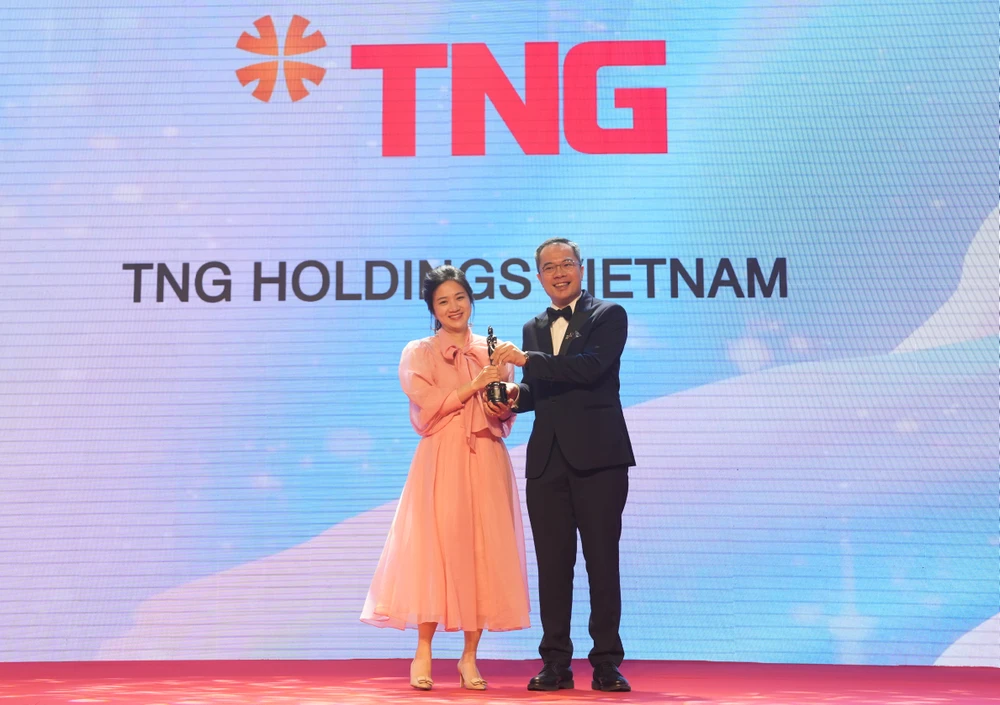 Đại diện TNG Holdings Vietnam trên sân khấu Lễ trao giải thưởng “Nơi làm việc tốt nhất châu Á” 
