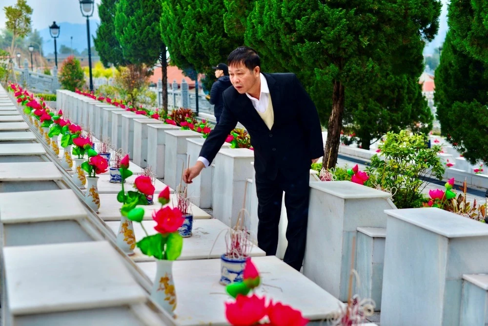 Ông Bùi Thanh Hà, Phó Chủ tịch HĐQT dâng hương cho các liệt sỹ tại Vị Xuyên