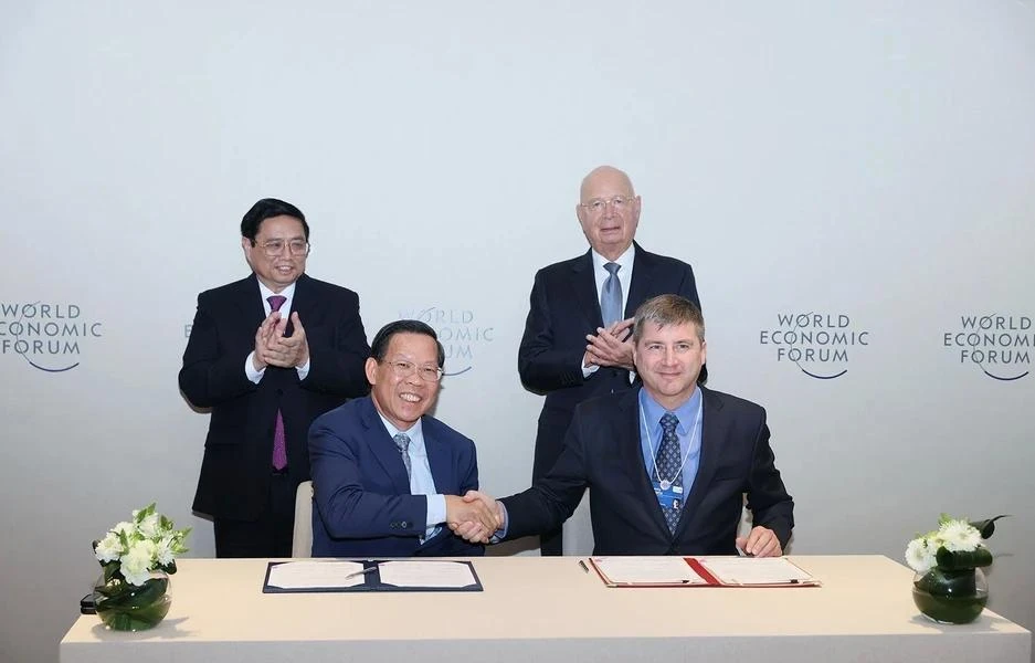 Chủ tịch UBND TPHCM Phan Văn Mãi và Giám đốc điều hành WEF Jeremy Jurgens tại lễ ký kết