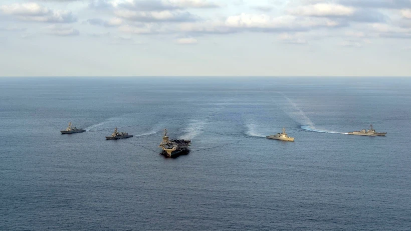 ác tàu quân sự tham gia cuộc tập trận chung Mỹ-Nhật-Hàn ở vùng biển ngoài khơi đảo Jeju của Hàn Quốc, ngày 26/11/2023. Ảnh: Yonhap
