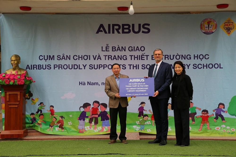 Ông Olivier Brochet, Đại sứ Pháp tại Việt Nam (giữa) và bà Hoàng Tri Mai, Tổng giám đốc Airbus tại Việt Nam (phải) và ông Trương Công Sức, Hiệu trưởng Trường Tiểu học Thi Sơn.