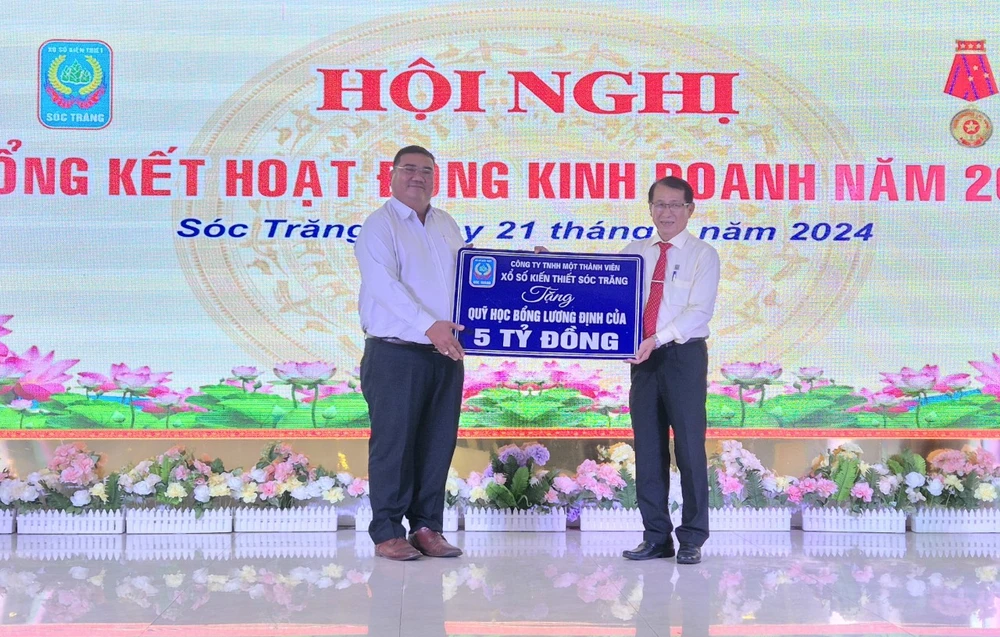 Ông Lâm Dủ Nhơn (phải) Chủ tịch Công ty TNHH XSKT Sóc Trăng troa 5 tỷ đồng tài trợ học bổng Lương Định Của