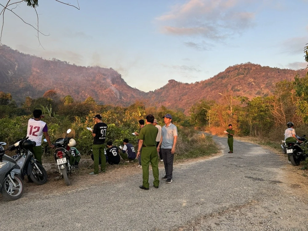 Lực lượng chức năng chữa cháy trên núi Cô Tô