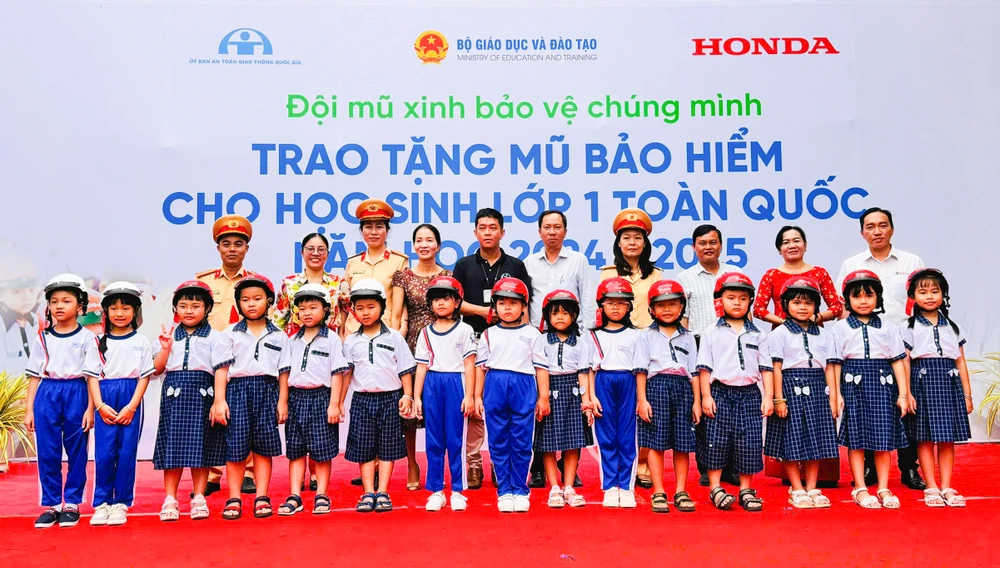 Cần Thơ trao hơn 18.000 nón bảo hiểm cho học sinh lớp 1