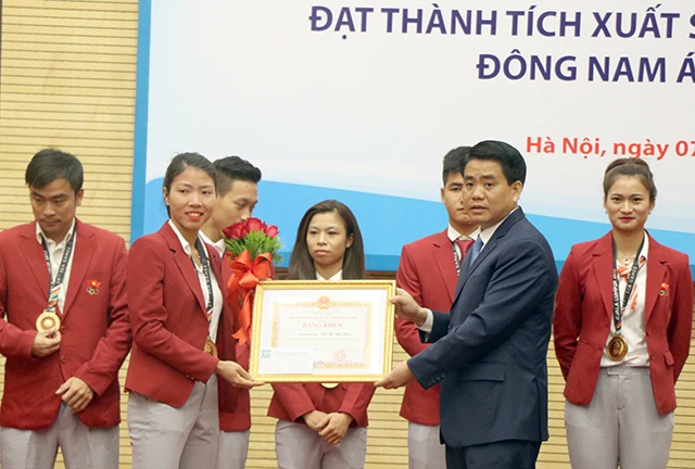 Lãnh đạo UBND thành phố Hà Nội trao thưởng cho các VĐV. Ảnh: N.Q.PHONG