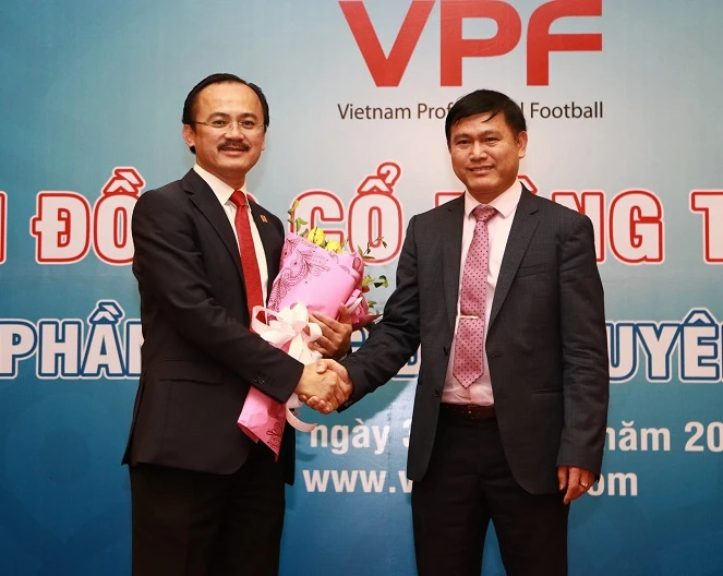 Tân chủ tịch Trần Anh Tú trao hoa tặng cựu Chủ tịch Võ Quốc Thắng. Ảnh: VPF
