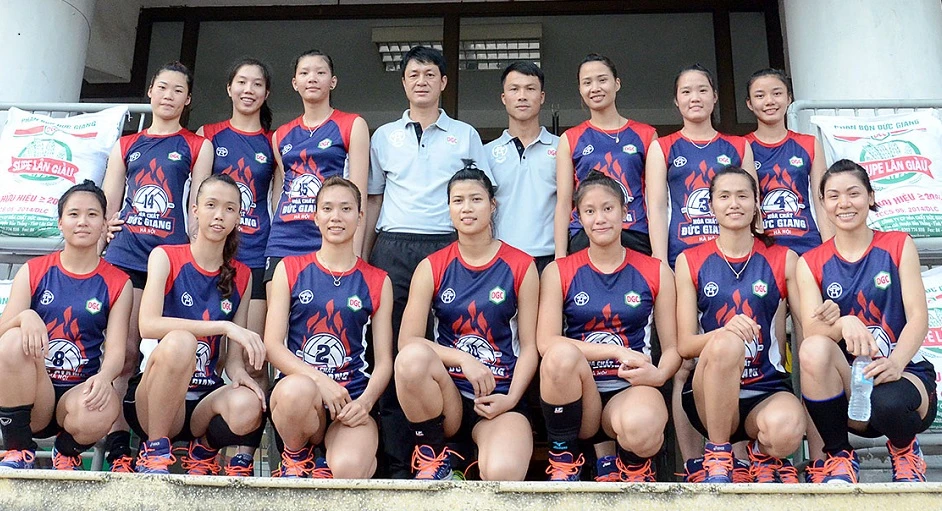 HLV Trần Đăng Thành (đứng thứ 4 hàng sau, từ trái qua) chính thức nghỉ việc tại đội bóng. Nguồn: BC Hà Nội