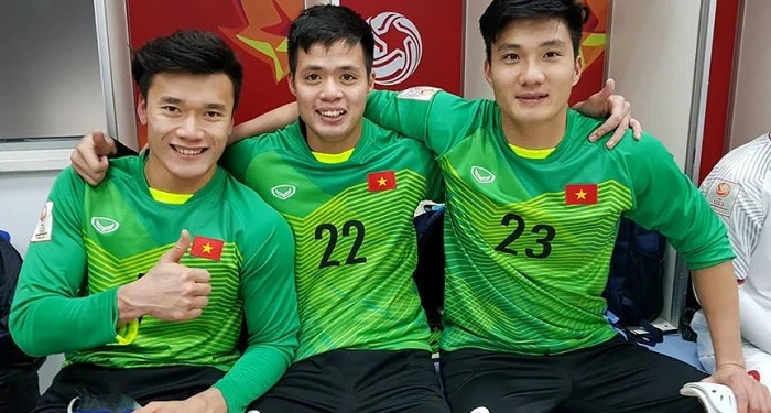 Bùi Tiến Dũng (ngoài cùng bên trái) và các thủ môn của U23 Việt Nam tại giải U23 châu Á 2018. Nguồn: FB B.T.DŨNG