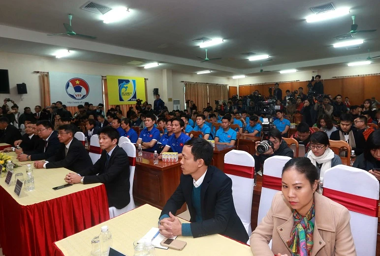 Các cầu thủ U23 Việt Nam có mặt tại cuộc gặp gỡ và VFF khẳng định U23 Việt Nam đã bị bị động về "sự cố" bikini. Ảnh: NGỌC HẢI