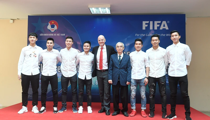 Chủ tịch FIFA chụp ảnh lưu niệm cùng cầu thủ U23 Việt Nam. Ảnh: HUY GIANG