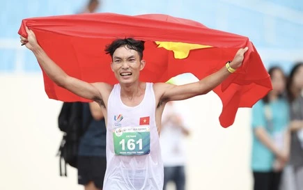 Hoàng Nguyên Thanh ăn mừng tấm HCV Marathon.