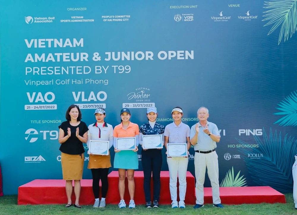 Các golf thủ nữ của Việt Nam nhận giải thưởng sau khi giải bế mạc. Ảnh: VGA
