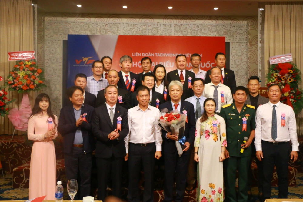 Châu Tuyết Vân (ngoài cùng, bên trái hàng trên) là ủy viên ban chấp hành khóa 6 của Liên đoàn taekwondo Việt Nam. Ảnh: ĐÌNH PHÚC