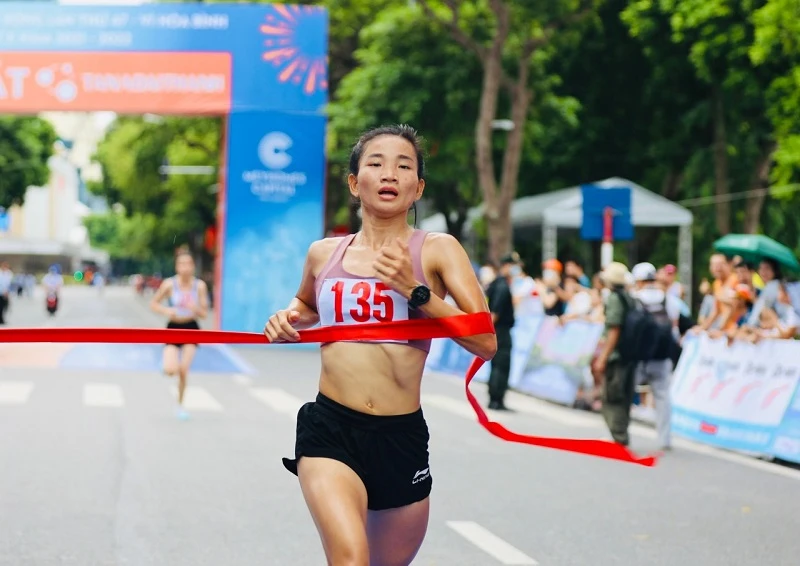 Nguyễn Thị Oanh đã vô địch nội dung nâng cao nữ giải chạy năm nay tại Hồ Hoàn Kiếm. Ảnh: NHƯ Ý