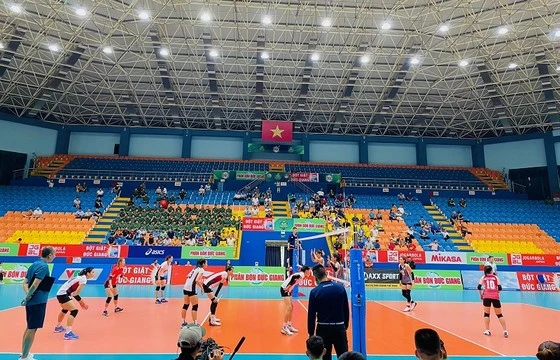 Liên đoàn bóng chuyền Việt Nam đang tìm những phương án tối ưu nhất để nâng cao chất lượng giải vô địch quốc gia và kéo khán giả vào nhà thi đấu cổ vũ đông đảo hơn. Ảnh: MINH CHIẾN