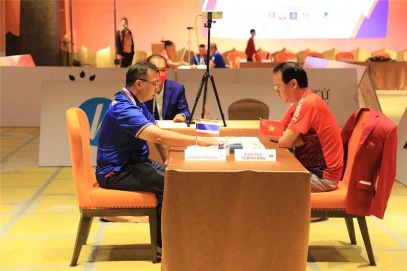 Kỳ thủ Nguyễn Thành Bảo (áo đỏ) sẽ tới Malaysia thi đấu vô địch cờ tướng thế giới 2022. Ảnh: VIỆT ANH.BQN