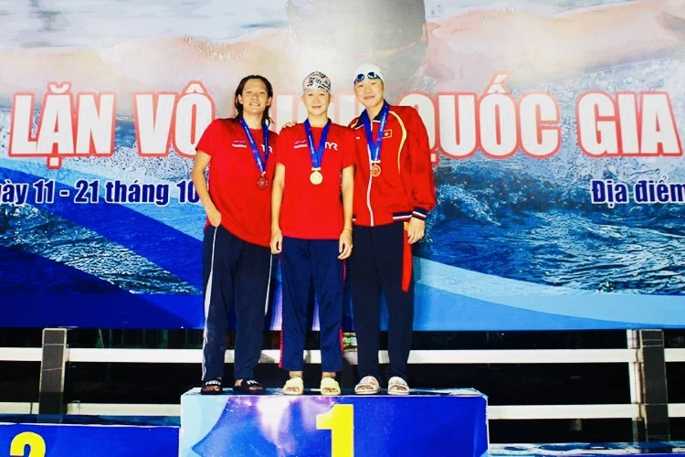 Phạm Thị Vân (giữa) và các đàn chị Mỹ Thảo, Ánh Viên đang là những VĐV bơi nữ có chuyên môn tốt nhất ở giải trong nước. Ảnh: VASA