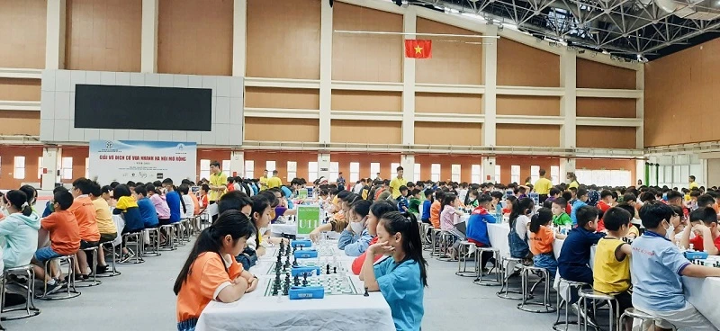 Gần 1500 kỳ thủ đã thi đấu cờ nhanh tại Cung điền kinh trong nhà Hà Nội. Ảnh: B.VINH