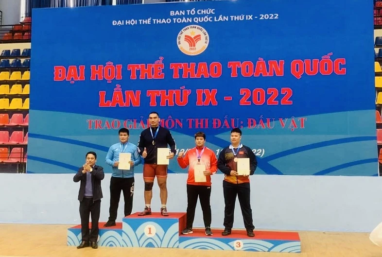 Hà Văn Hiếu giành chiến thắng tuyệt đối hạng siêu nặng 125kg tại Đại hội thể thao toàn quốc năm nay. Ảnh: N.CƯƠNG