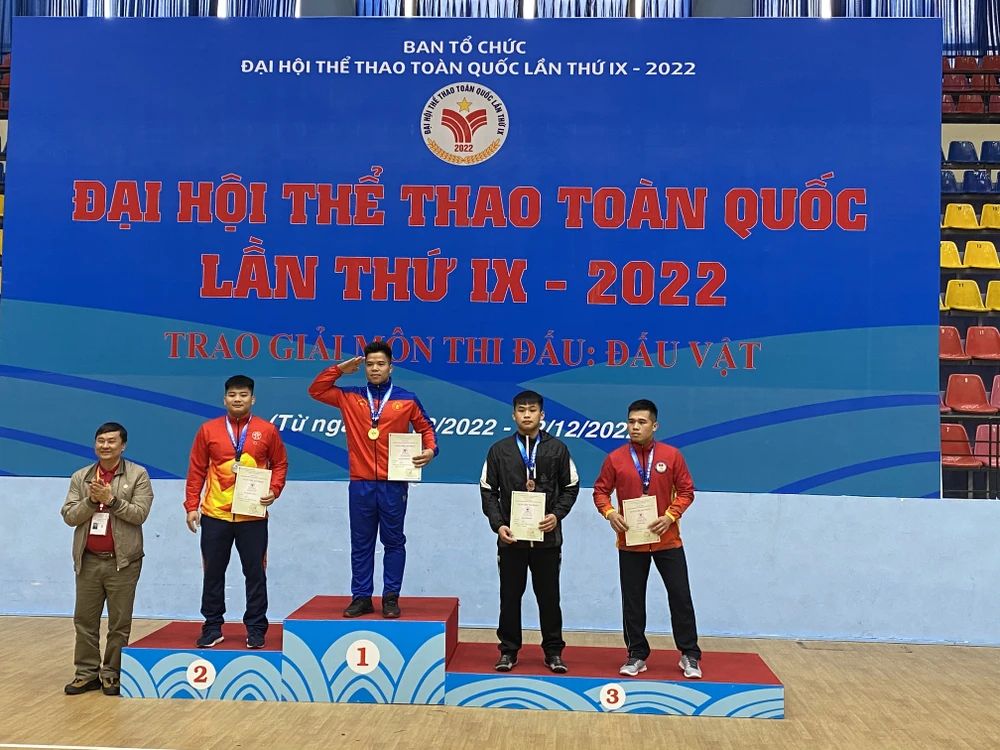 Chủ tịch Liên đoàn vật Việt Nam - ông Lý Duy Thanh trao thưởng cho VĐV nhận giải ngày cuối. Ảnh: MINH CHIẾN