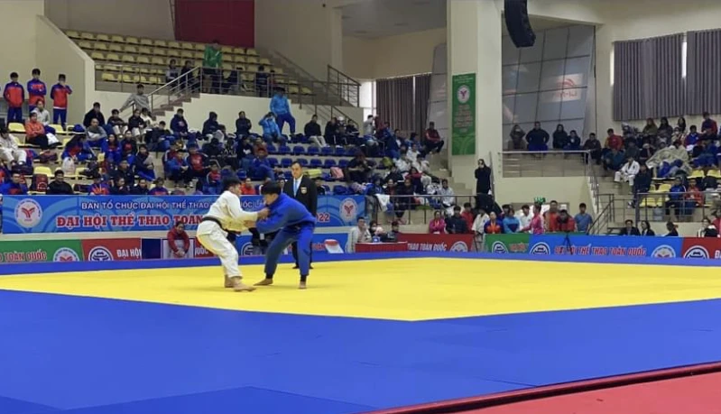 VĐV judo thi đấu sôi nổi tại Đại hội thể thao toàn quốc ở nhà thi đấu Hoài Đức (Hà Nội). Ảnh: V.N.T