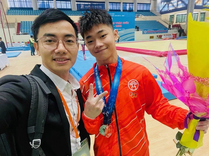 Phạm Phước Hiếu và anh trai Phước Hưng chụp ảnh tại Đại hội thể thao toàn quốc năm nay. Ảnh: P.P.HƯNG